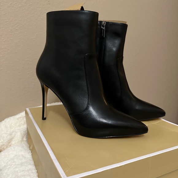New Michael Kors Women's Rue Leather Ankle Bootie Black Size 9 - Picture 2 of 9